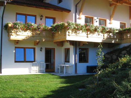 ein Haus mit zwei Balkonen mit Blumen drauf in der Unterkunft Haus Fiegl in Sautens