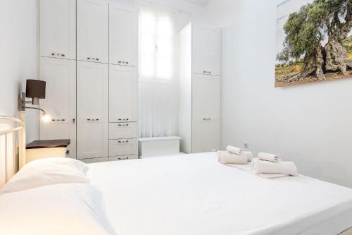 Postel nebo postele na pokoji v ubytování Casa Nileas for Cycladic summer living right on the bay and beach!