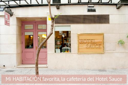 a store front with a pink door at Apartamentos Sabinas El Pilar in Zaragoza