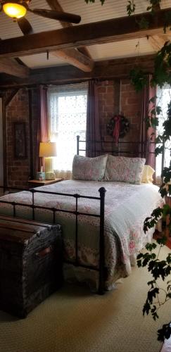 Tempat tidur dalam kamar di Widow Avery House