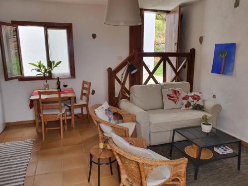 a living room with a couch and a table at Viña Camello in Buenavista del Norte