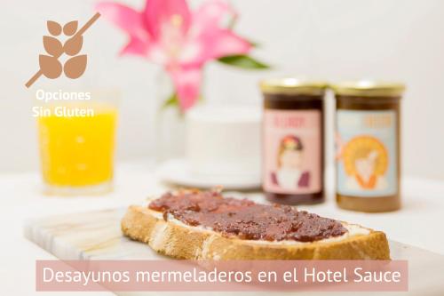 een stuk brood op een snijplank naast potten met etenswaren bij Apartamentos Sabinas Don Jaime in Zaragoza