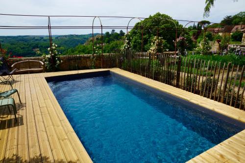 - une petite piscine sur une terrasse avec une clôture dans l'établissement 1 logis à Domme - Piscine & SPA, à Domme