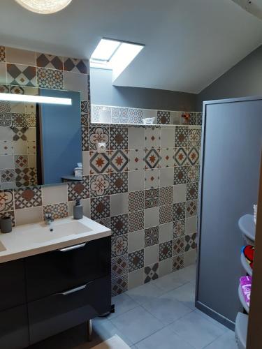 a bathroom with a sink and a mirror at Le Figuier in Le Lindois