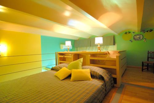 - une chambre avec un lit et 2 oreillers jaunes dans l'établissement Suite Casa Pariolina, à Rome