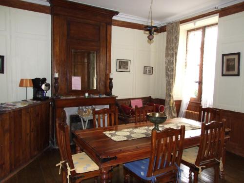 孔福朗的住宿－麥斯昂瑪吉諾拉酒店，一间带木桌和椅子的用餐室