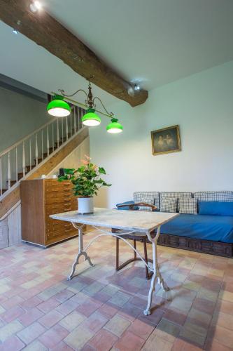 un salon avec une table et un canapé dans l'établissement Chateau De Champdolent, à Champdolent
