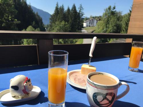 ラアにあるFerienwohnung Laax mit Traumblick, großem Balkon und Terrasseのテーブル(オレンジジュース1杯、食器付)
