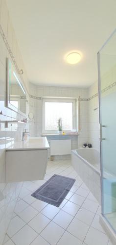 Koupelna v ubytování Moderne Ferienwohnung mit eigenem Garten und traumhaften Blick