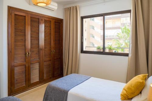 Postel nebo postele na pokoji v ubytování Estupendo piso en primera linea de playa; RONDA IV