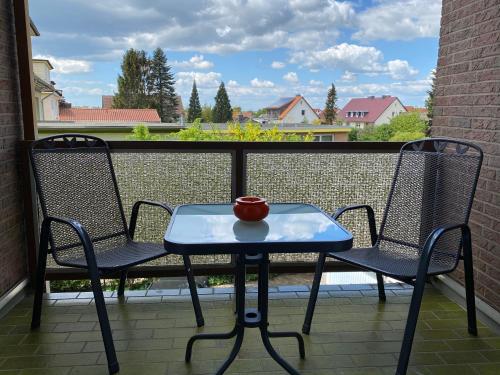 d'une table bleue et de deux chaises sur un balcon. dans l'établissement HoteLPension am Thermalbad, à Bad Nenndorf
