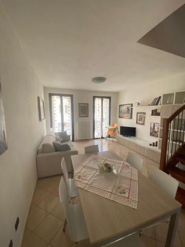 a living room with a table and a couch at Casa Cuore - Love Pets - Fronte Ospedale Sacro Cuore in Negrar