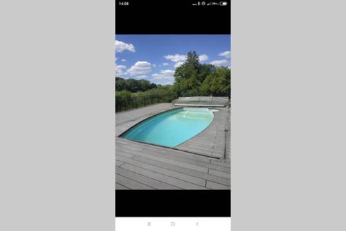 une capture d'écran d'un écran de téléphone portable montrant une piscine dans l'établissement Charme Z'Aisne, à Louâtre