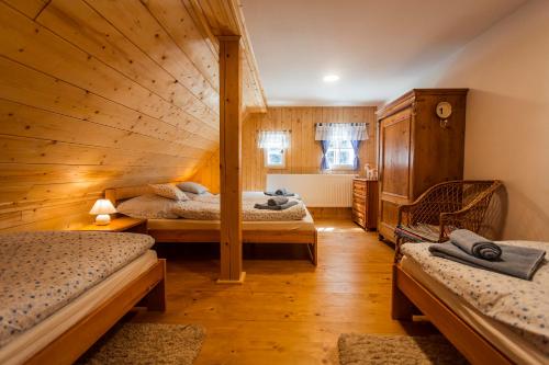 Katil atau katil-katil dalam bilik di Chalupa Šárka