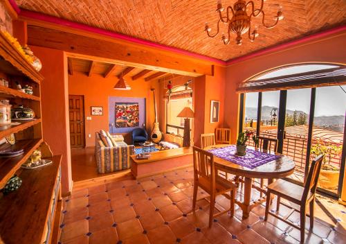 a dining room with a table and chairs in a room at Casa Estrella de la Valenciana Hotel Boutique in Guanajuato