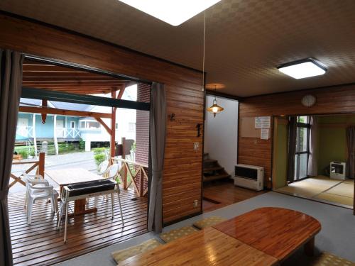 Il comprend un salon doté de parquet et d'une table. dans l'établissement Cottage All Resort Service / Vacation STAY 8399, à Inawashiro