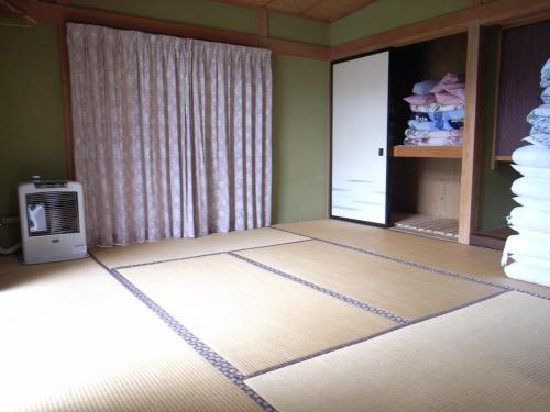 une pièce vide avec une pièce dans l'établissement Cottage All Resort Service / Vacation STAY 8399, à Inawashiro
