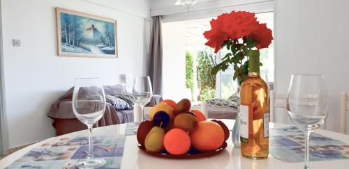 einen Tisch mit einer Schale Eier und einer Flasche Wein in der Unterkunft CORAL BAY suite Cyprus in Coral Bay