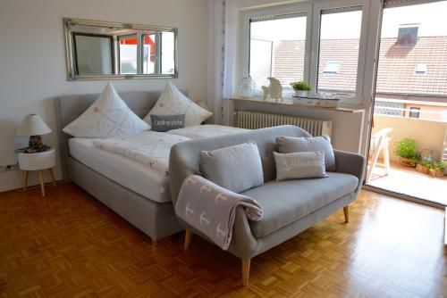 ein Wohnzimmer mit einem Sofa und einem Stuhl in der Unterkunft Ferienwohnung Seaview in Meersburg