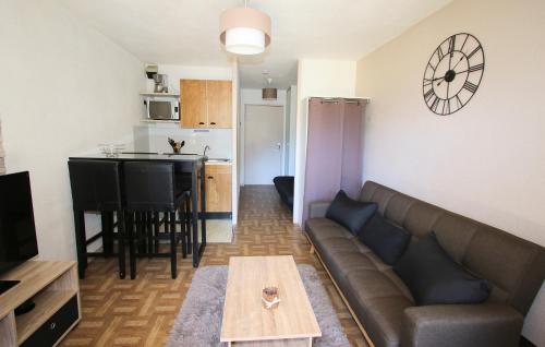 sala de estar con sofá y mesa en Mas de Blais appartement Chaleureux à 5 minutes des pistes en Briançon