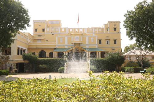 a building with a fountain in front of it at Roop Niwas Kothi, Near Mandawa in Nawalgarh