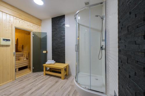 a bathroom with a shower and a toilet and a table at Topaz dawniej Magnolia I in Świeradów-Zdrój