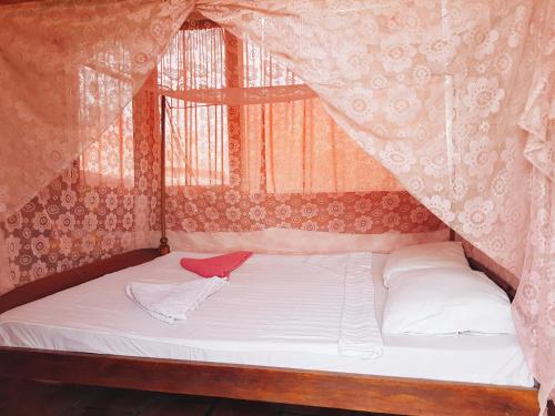 Tempat tidur dalam kamar di Ganesha Hostel