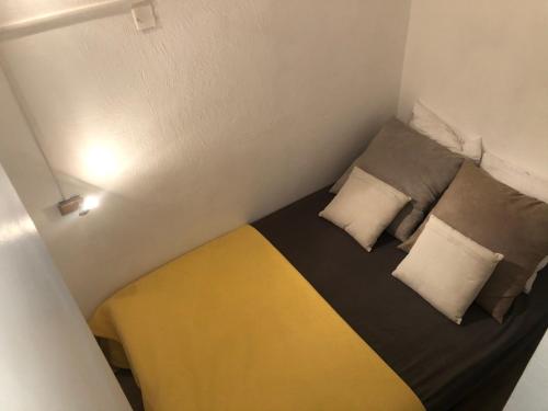 - un petit lit dans une petite chambre avec 2 oreillers dans l'établissement Orreska 4 à 6 pers centre station, aux Orres