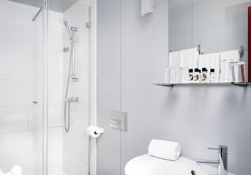 W łazience znajduje się prysznic, toaleta i umywalka. w obiekcie O Jardim da Tessa w Lizbonie