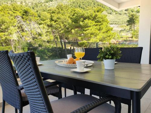 een tafel met een glas wijn op een balkon bij Villa La Vita in Baška Voda