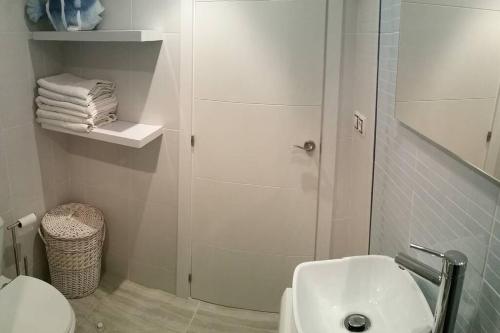 Ένα μπάνιο στο TOSSA DE MAR, MIRAMAR con piscina