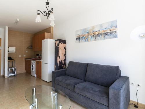 uma sala de estar com um sofá e uma cozinha em Belvilla by OYO Apartment in Roquetas de Mar em Aguadulce