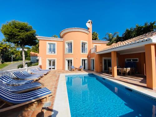 Villa con piscina y tumbonas en La Perla de Torrenueva, en La Cala de Mijas