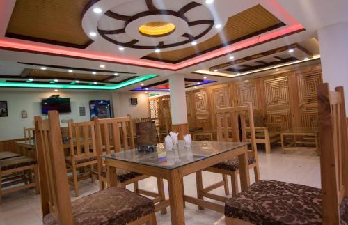 מסעדה או מקום אחר לאכול בו ב-Shangrila Sharda Resort