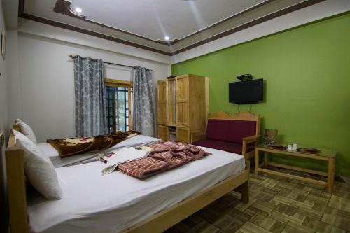 מיטה או מיטות בחדר ב-Shangrila Sharda Resort