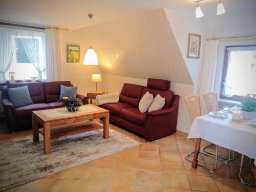Sala de estar con 2 sofás y mesa en Ferienwohnungen / Ferienhaus Wahlers, en Bispingen