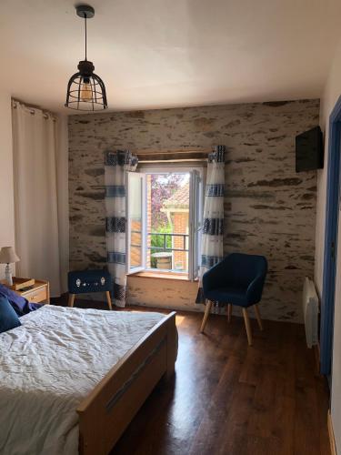 une chambre avec un lit et une fenêtre dans l'établissement Chambre d´hôtes La Jonchère, aux Herbiers