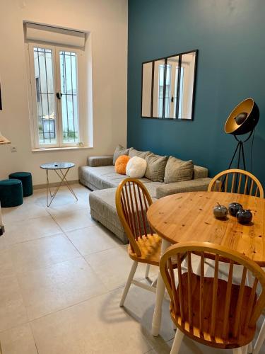 un salon avec une table et un canapé dans l'établissement LE 31, à Carcassonne