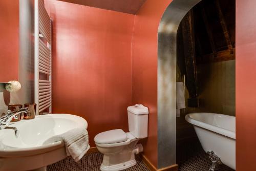 a bathroom with a toilet and a sink and a tub at Poortgebouw Kasteel Borgharen - Maastricht in Maastricht