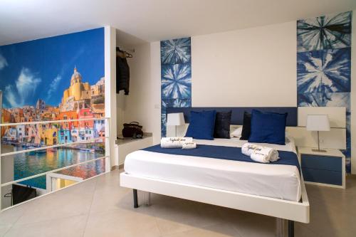 Un dormitorio con una cama grande con un cuadro en la pared. en NapoliViva, en Nápoles