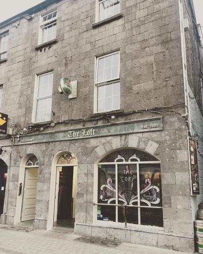un edificio de ladrillo con una tienda frente con ventanas en Hallahan's, en Ballina