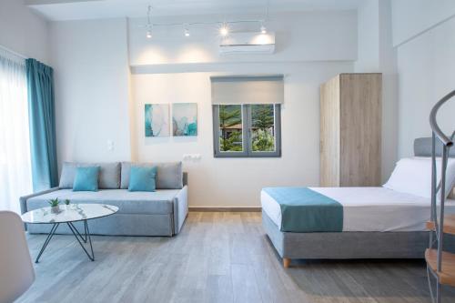 KN Ionian Suites في نِكيانا: غرفه فندقيه بسرير واريكه