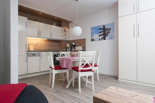 una cucina e una sala da pranzo con tavolo e sedie di Apartment an der Wurmbergseilbahn 1 a Braunlage