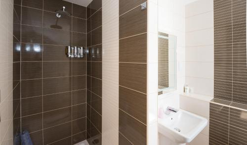 a bathroom with a sink and a shower at The Claymore Guest House in Pitlochry