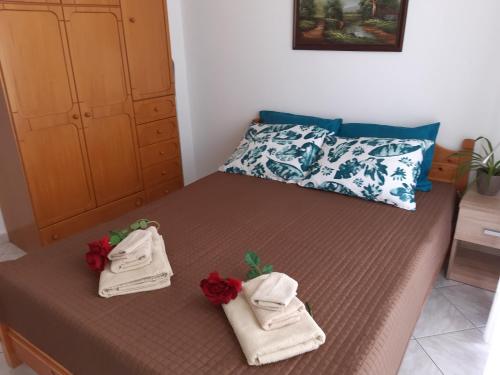 ein Schlafzimmer mit einem Bett mit Handtüchern darauf in der Unterkunft Iraklitsa Bay View in Nea Iraklitsa