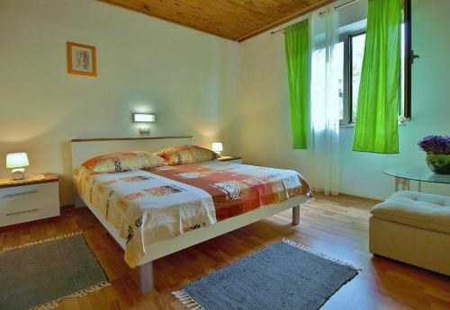 Tempat tidur dalam kamar di Apartments Biserka