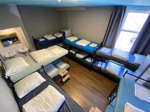 Våningssäng eller våningssängar i ett rum på Hostel Cosmos Amsterdam