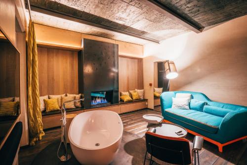 uma sala de estar com um sofá azul e uma lareira em Ultra premium apartments em Cesky Krumlov