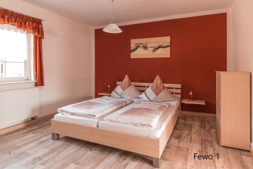 een slaapkamer met een groot bed in een kamer bij Ferienhof Cunnersdorf in Kurort Gohrisch
