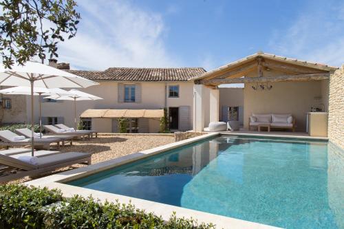 a swimming pool in the backyard of a villa at Villa Vagabonde in Gordes